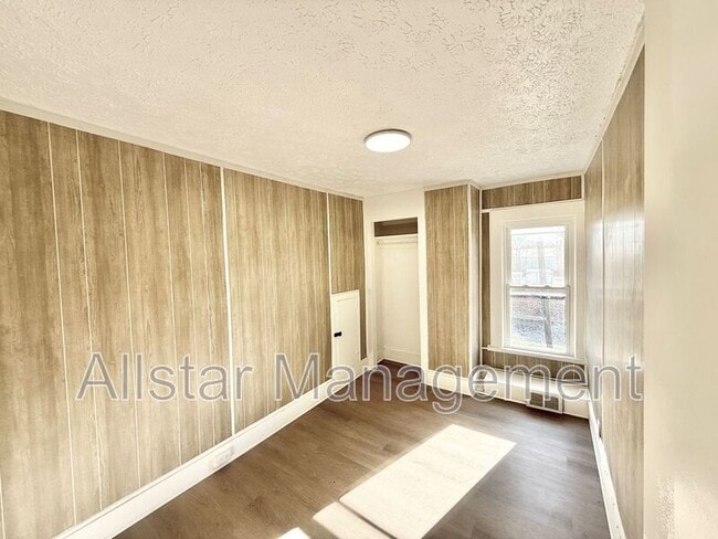 Building Photo - 924 Spring Ave NE