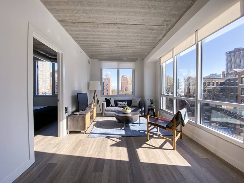 Building Photo - 754 W Sheridan Rd