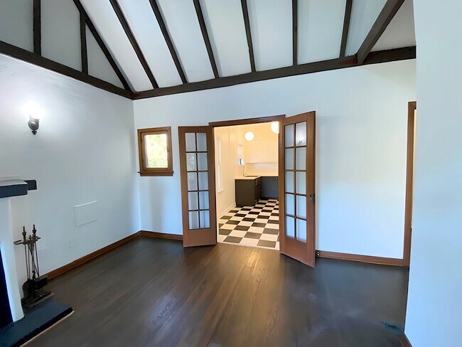 Building Photo - 920 N Hoover St