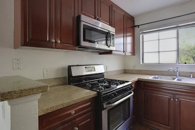 Building Photo - 5515 Canoga Ave