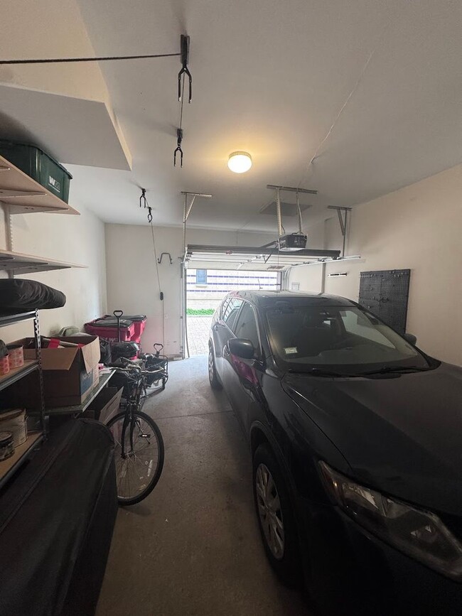 Building Photo - Luxurious 3-Bedroom, 3-Bath Townhouse Loca...