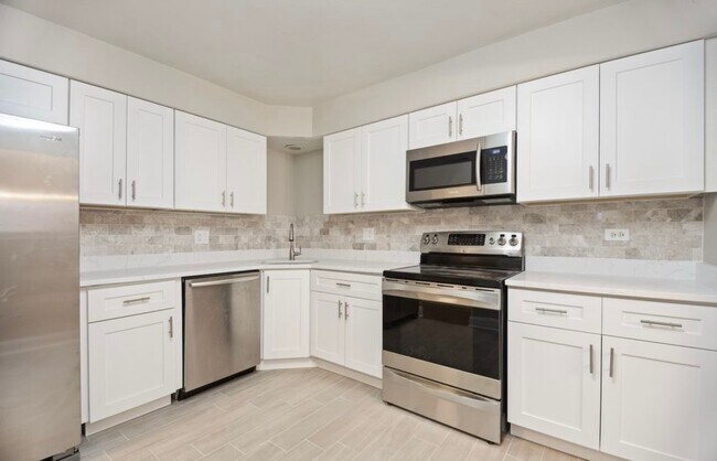 Building Photo - 1002 Castilian Ct