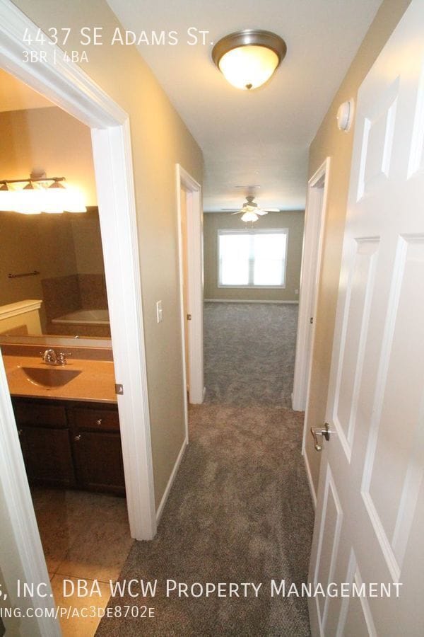 Building Photo - 4437 SE Adams St