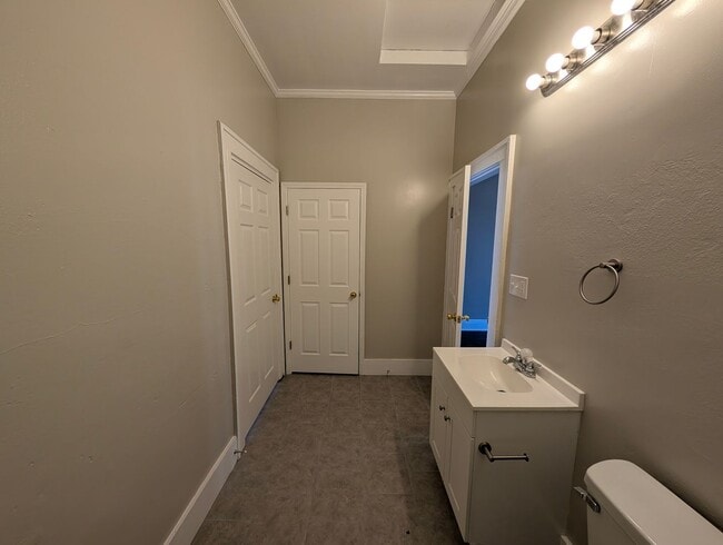 Building Photo - Spacious 3/4 Bedroom