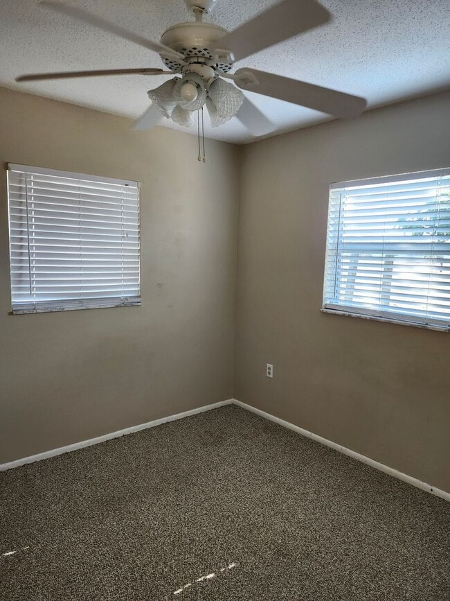 Building Photo - 3365 Normandy Dr