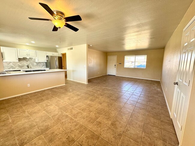 Building Photo - Spacious 4bdm 2Ba Tempe Home with New Kitchen and a Pool!