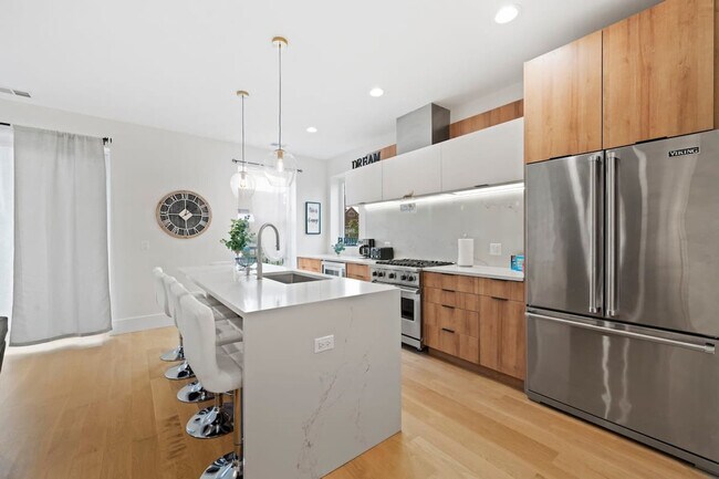 Building Photo - 2110 W Washington Blvd