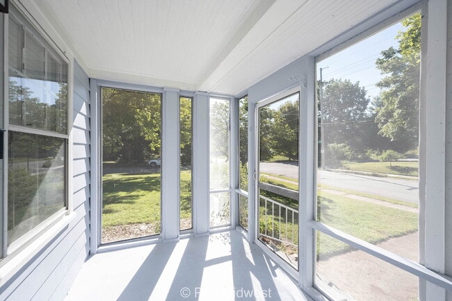 Building Photo - Charming 2 Bed, 1 Bath Duplex with House-L...