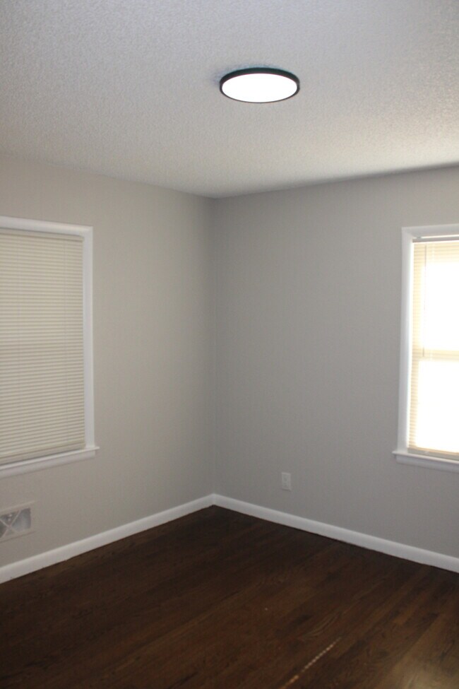 Building Photo - Spacious and beautiful 5 bedrooms and 2 full baths home located on E 47th St in Kansas City, MO