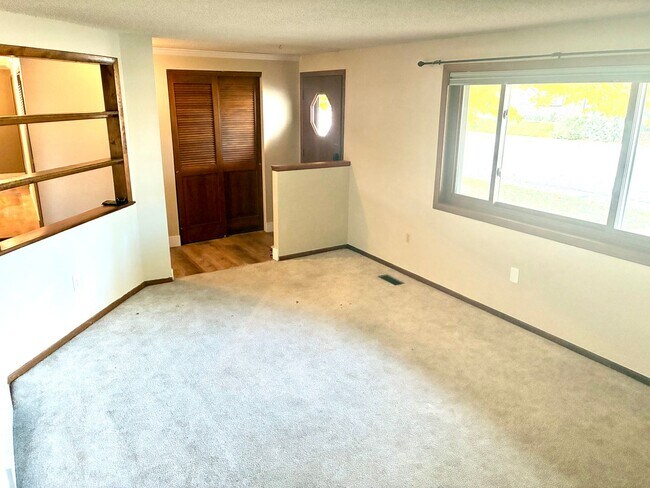 Building Photo - Beautiful open floorplan - 3 Bedroom/ 2 Bath - HUGE fenced backyard