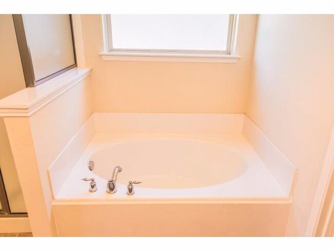 Building Photo - 4 bed 2.5 bath in Brookstone Community!!