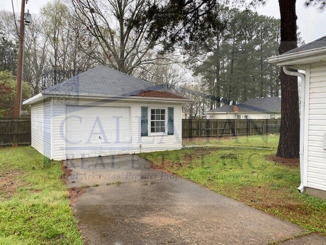 Building Photo - Cabot 3 bedroom with extra garage