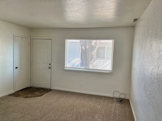 Building Photo - 610 S 200 E