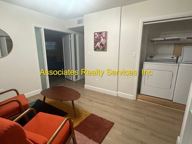 Building Photo - 3 Bed/2 Bath Spacious Home in Mason Manor! Screened Porch and Fenced Backyard!!!