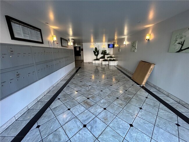 Building Photo - 533 S St Andrews Pl
