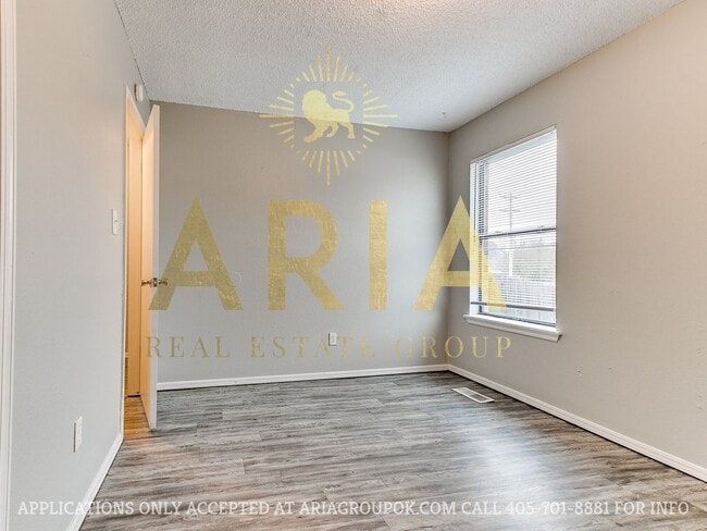 Building Photo - 3 Bed/1.5 Bath Duplex in West Norman! AVAI...