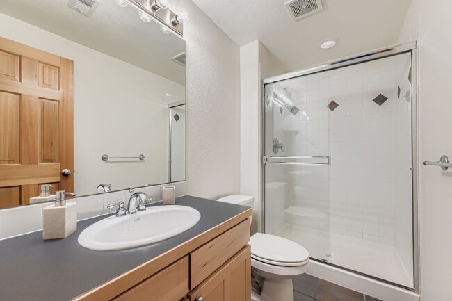 Building Photo - 932 Poplar Pl