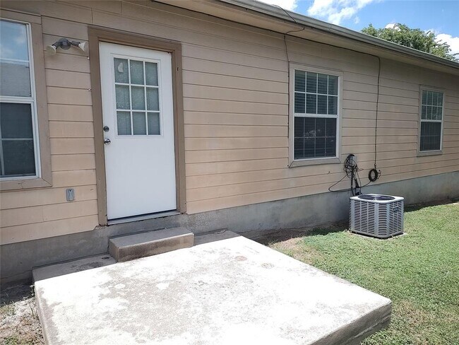 Building Photo - 2206 S Bagdad Rd