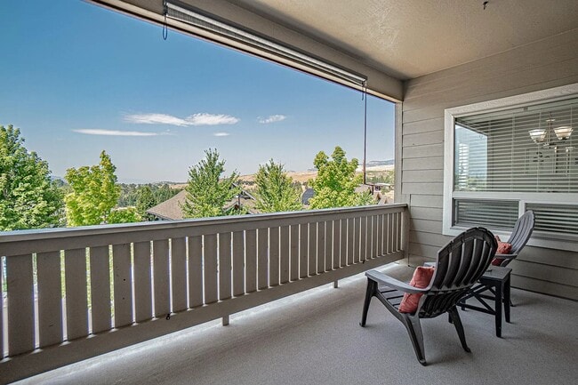 Building Photo - 3 Bedroom townhouse with stunning Ashland views! | Available Now
