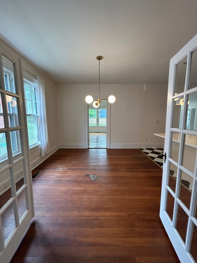 Building Photo - 3 Bed | 2 Bath | Fenced Backyard + Beautif...
