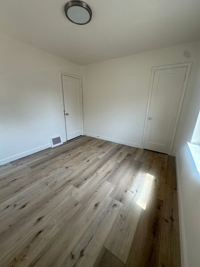 Building Photo - GET $500 OFF THE FIRST MONTHS RENT!!!!