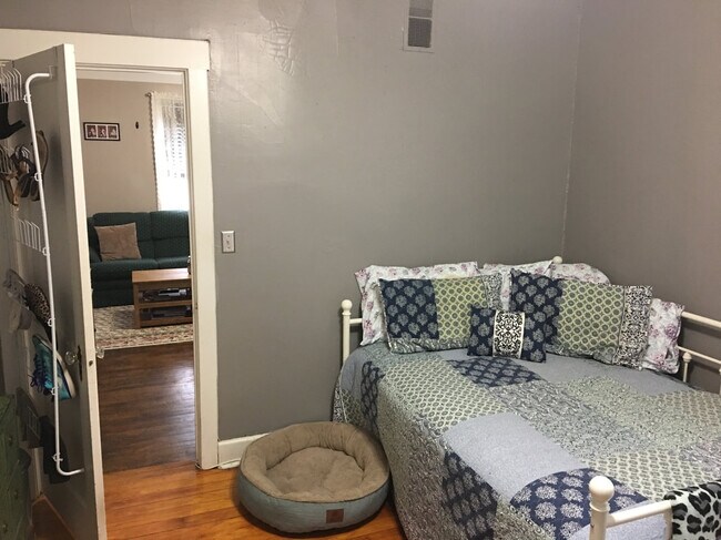 Building Photo - 476 Protzman St