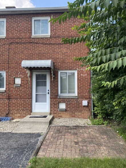 Building Photo - 1879 Kentwell Rd