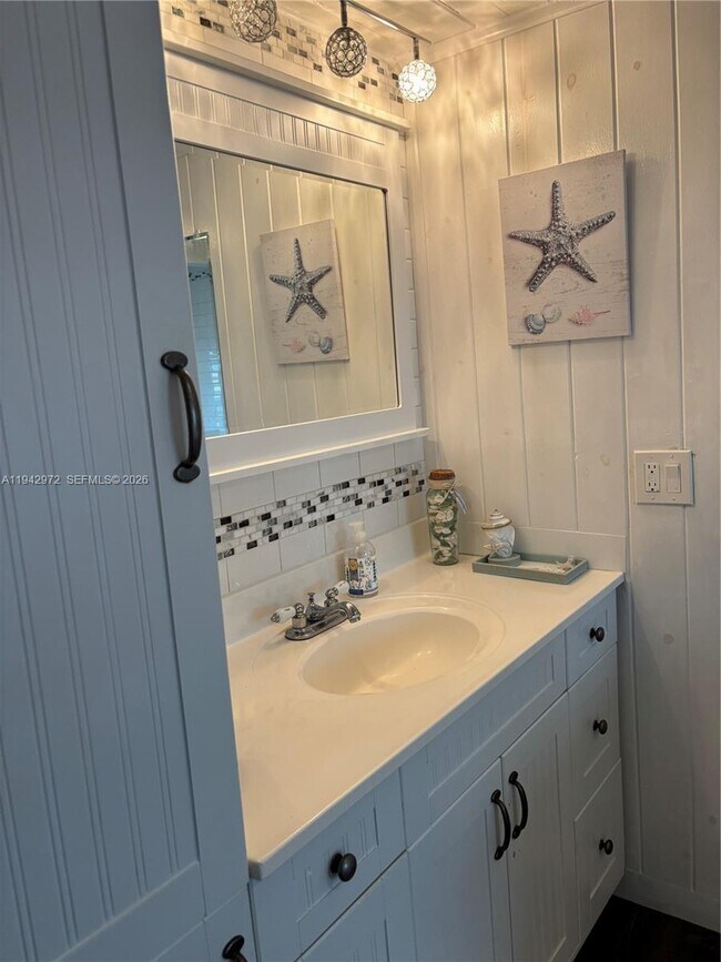 Building Photo - 124 S Bay Harbor Dr