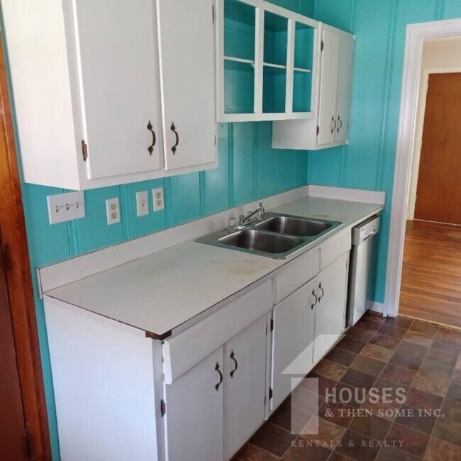 Building Photo - 136 Forest Hills Dr