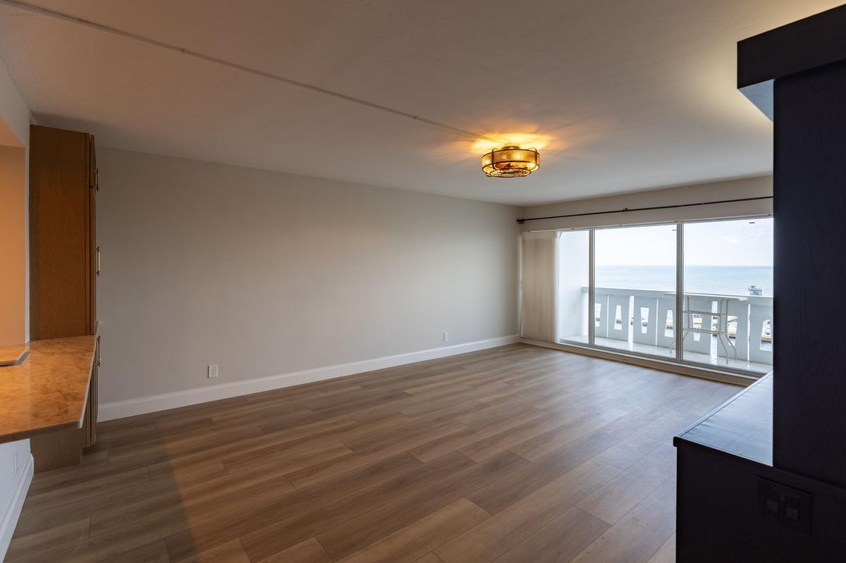 Building Photo - 2100 S Ocean Dr
