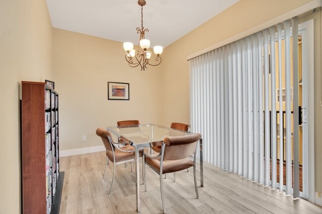 Building Photo - 28 W Esther St