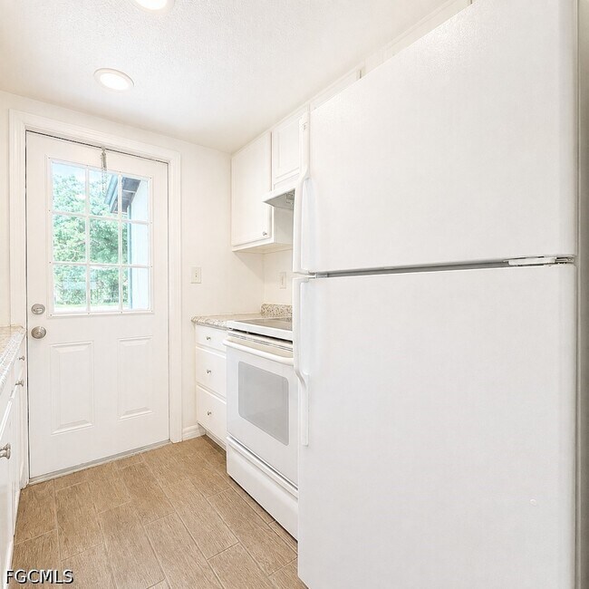 Building Photo - 723 Burdick Ave