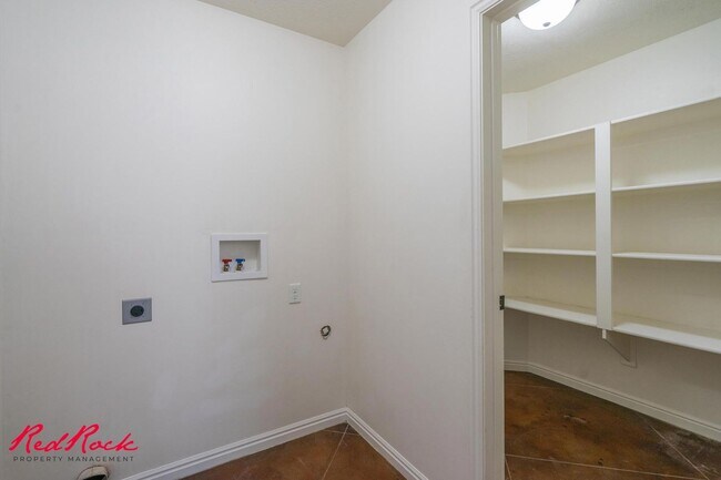 Building Photo - DOG-FRIENDLY 3 Bedroom Townhome with INTERNET INCLUDED!