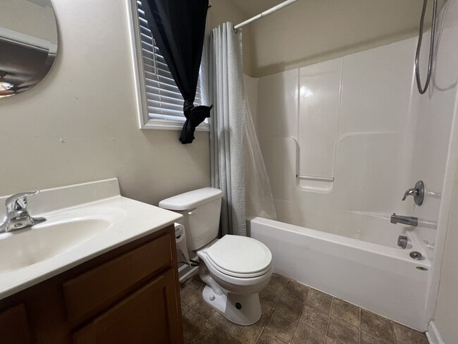 Building Photo - 122 Spence St