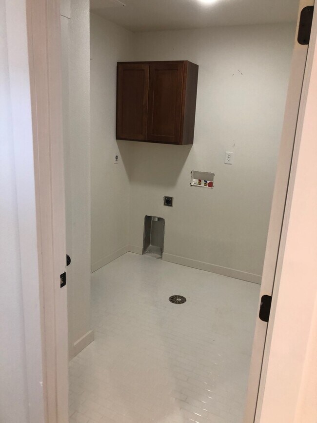 Building Photo - 4.5 Bathrooms ! 4 large bedrooms! Close to CWU