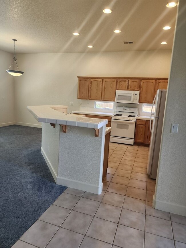 Building Photo - Beautiful Three Bedroom in the Golf Cou...