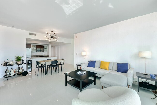 Building Photo - 950 Brickell Bay Dr