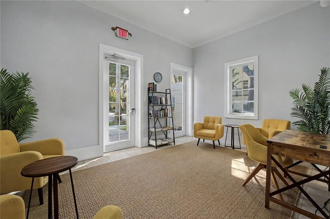 Building Photo - 1042 WATERSIDE Dr