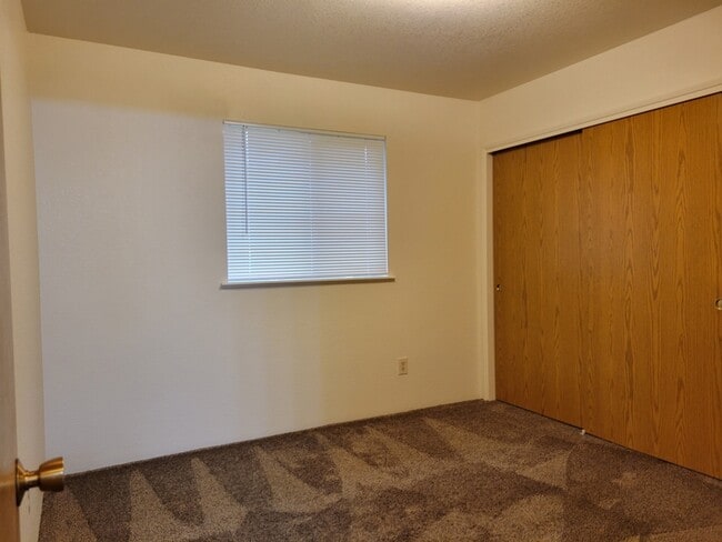 Building Photo - 1685 Cloverlawn Dr