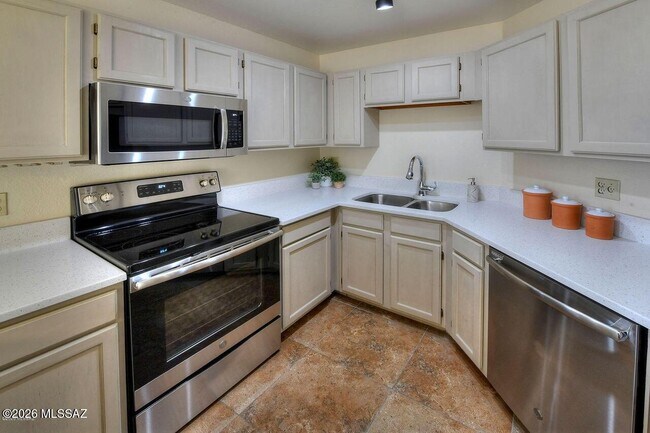 Building Photo - 6655 N Canyon Crest Dr