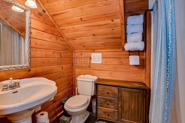 Building Photo - Fully Furnished Monthly Lake Cabin Rental | Available October – March
