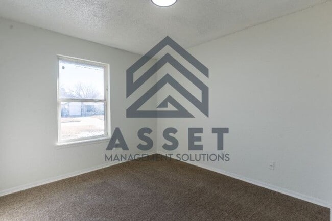 Building Photo - 5 Bedroom House Available Now