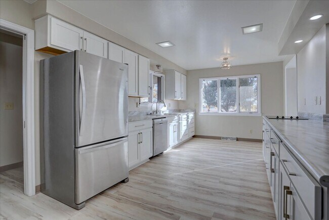 Building Photo - 3 Bedroom 3 Bathroom Home on a 1 Acre Lot