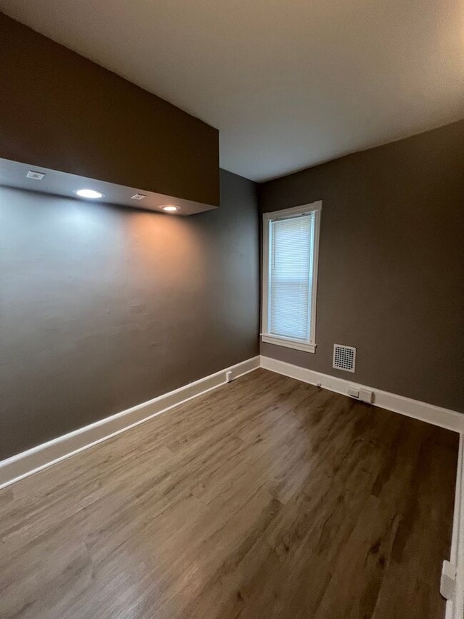 Building Photo - 5 Bedroom House