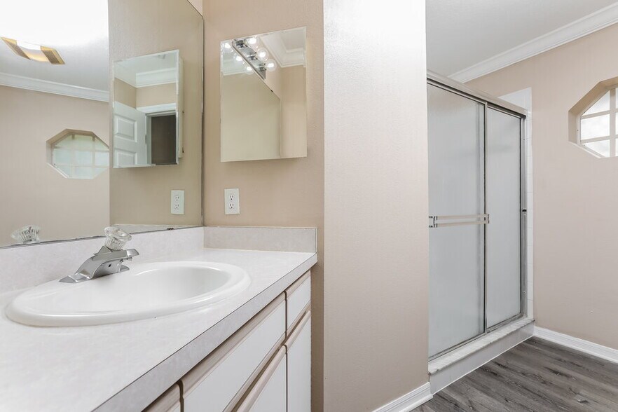 Building Photo - 210 Bloxam Ave