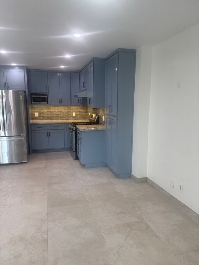 Building Photo - AWESOME COMPLETELY REMODELED 2 BEDROOM 1.5 BATH UNIT