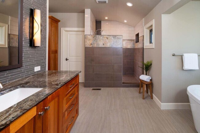 Building Photo - Stunning Tumalo Estate-6 Bed - 7.5 Bath ov...