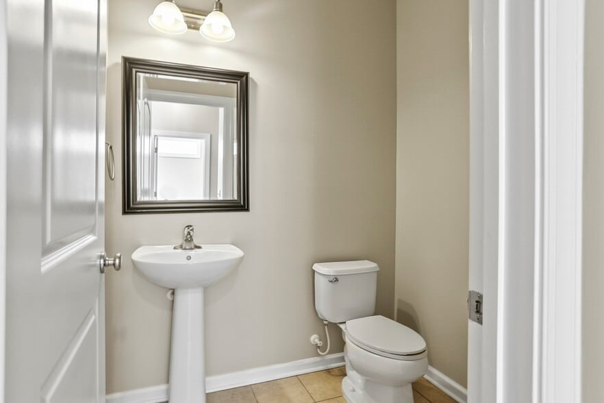 Building Photo - 5 Crossgate Ct