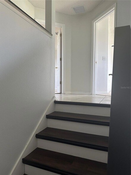 Building Photo - 712 Parrot Ct