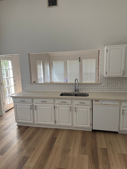 Building Photo - 3211 Mesquite Dr
